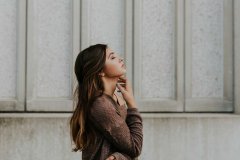 别人的赞美总令你感到尴尬？其实只是这些心理